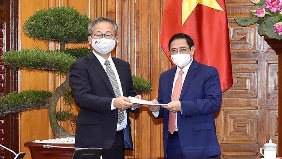 Hình ảnh: Đại sứ Nhật Bản chuyển thông điệp của Thủ tướng Nhật Bản Suga Yoshihide gửi Thủ tướng Chính Phủ Phạm Minh Chính về việc Chính phủ Nhật Bản quyết định hỗ trợ Việt Nam 1 triệu liều vaccine để phòng chống COVID - 19 - Ảnh: VGP